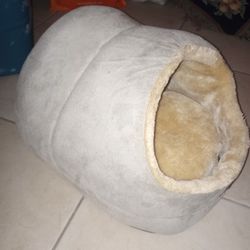 PET BED.       FOR A SMALL DOG OR A CAT.  