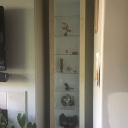 Hanging shelf with 6 glass shelves for souvenirs or discs.