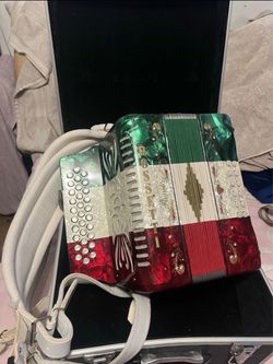 Rossetti Button Accordion 33 Buttons 21 Treble 12 Bass Red/White/Green Case