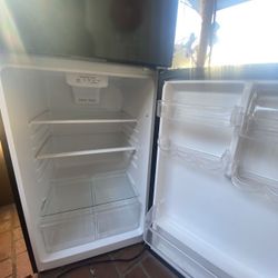 Small fridge / Magic Chef Fridge/ Mini Rerfigerator
