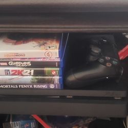 Ps4 Console + 2 Controllers + 5 Games