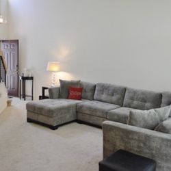 Beautiful Sectional In Excellent Condition!