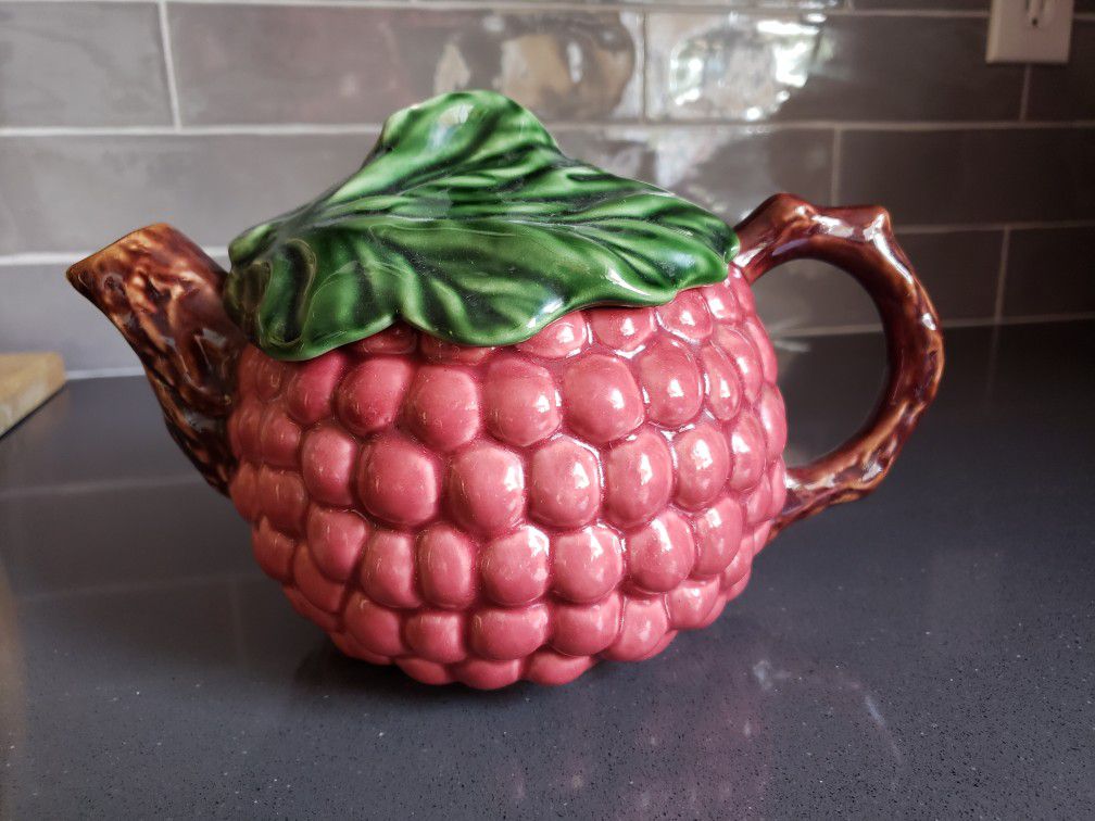Raspberry teapot - like new