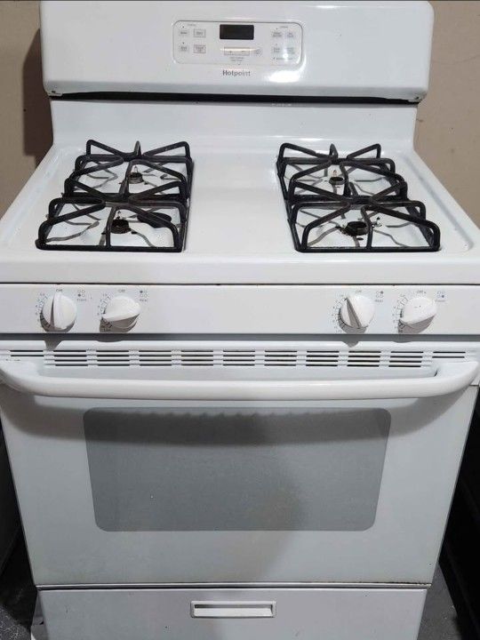 GE
Hotpoint 30 Inch Wide 4.8 Cu. Ft. Free Standing Gas Range with Broiler Drawer and Oven Window
