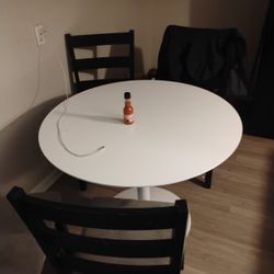 Kitchen Table 4 chairs 