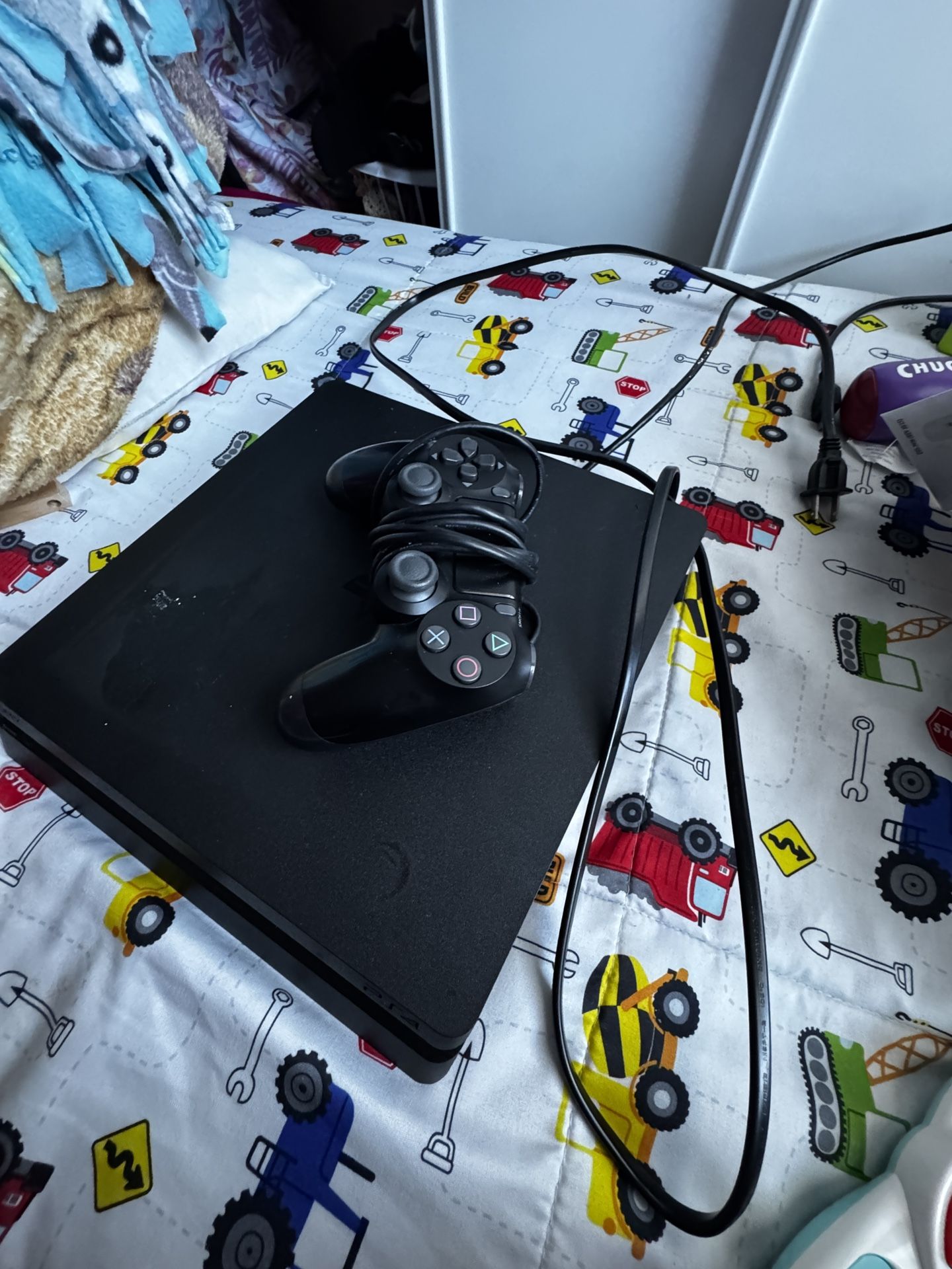 * USED, PERFECT CONDITION PS4 SLIM *