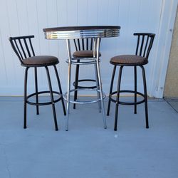 Bar Height Table and 3 Stools Set. Excelente for pool area , mancave,  garage. Game rooms. Top of table needs TLC. is why im only asking $40.00 Bucks