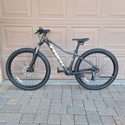 TREK MARLIN 4 GEN 3 MOUNTAIN BIKE 27.5 INCH LIKE NEW ( SMALL) CHECK MY OTHER BIKES 