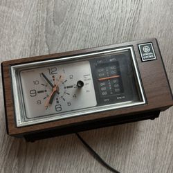 Vintage General Electric Radio Click 