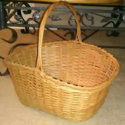 Large sturdy wicker basket! 