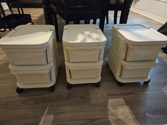 Rolling drawers x3