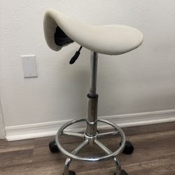 Esthetician saddle chair