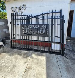 BRAND NEW METAL FARM DRIVEWAY GATE DIMENSION 20'X7' HEAVY DUTY has little damage both sides
POWDER COATING GALVANIZED BLACK
PERFECTLY FOR LAND,BUSSINE