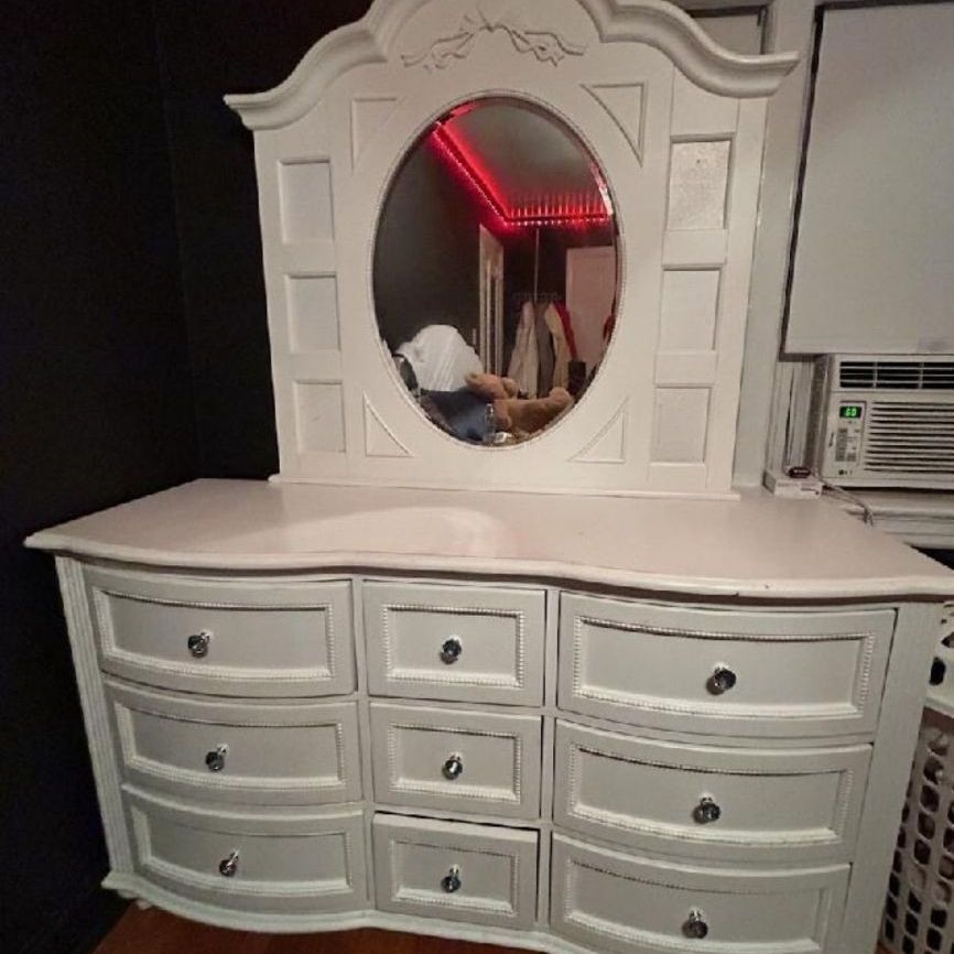 Dresser & Vanity Desk