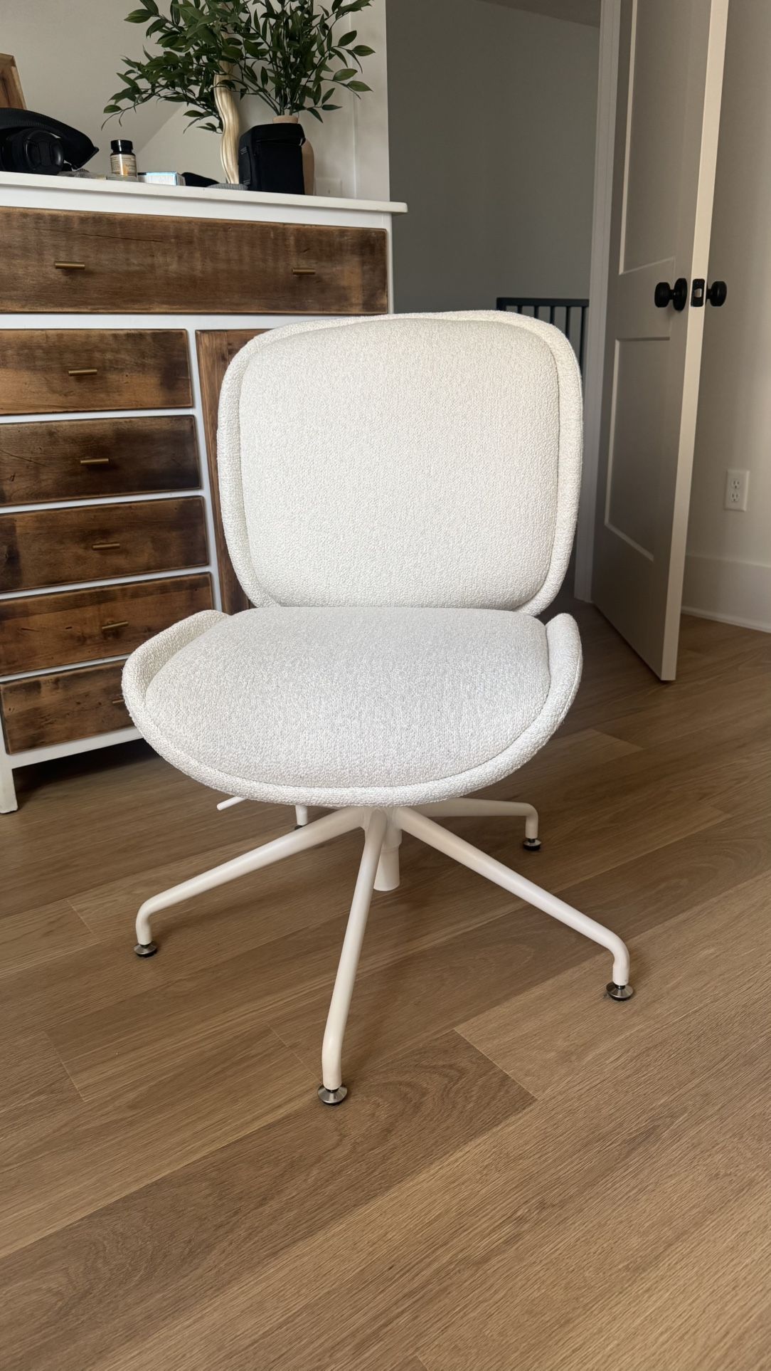 Modern White Bouclé Swivel Chair