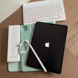 Apple iPad Air 5th Generation (M1 chip / 2022) 64GB with keyboard, pencil & Accessories 