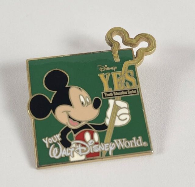 Pre-owned 2008 Commemorative Walt Disney World enamel pin ( Perfect for Christmas Stocking)