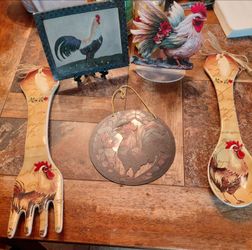Rooster Decor $10  see pictures for broke i glued it back