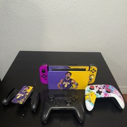 Nintendo Switch Gen 1 — works great. All accessories + 2 extra controllers. No issues. No Joy-Con straps. Ready to play.