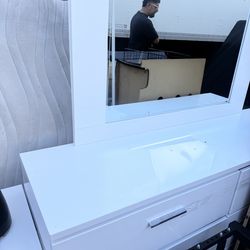 White high-gloss dresser and mirror set
