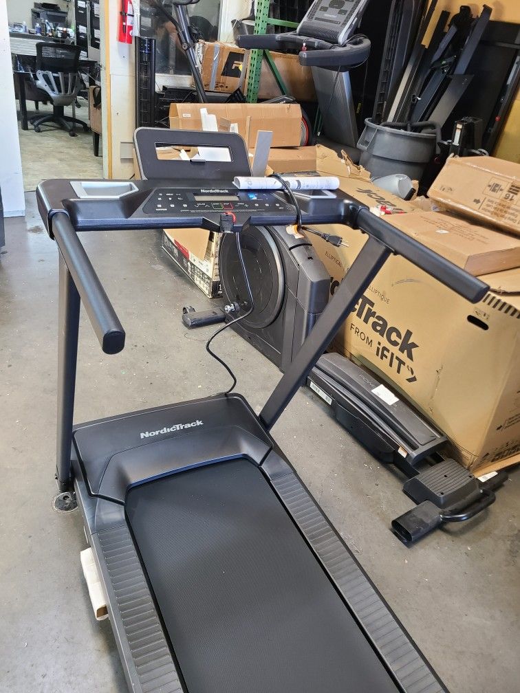 Nordictrack T series 5 Treadmill - 10mph max speed 10% incline - 18x55 belt - 300$