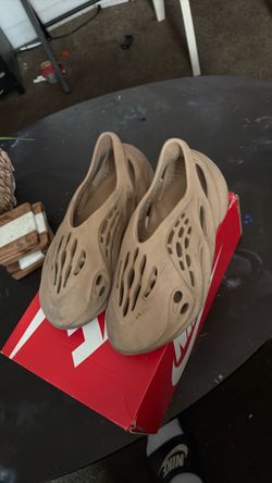 Yeezy croc size 6/6.5