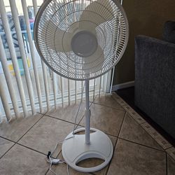 One used floor fan in excellent condition only used one month ... asking $15.00 Firm !!!!!!! 👍Pick Up Only , I live in madera ca