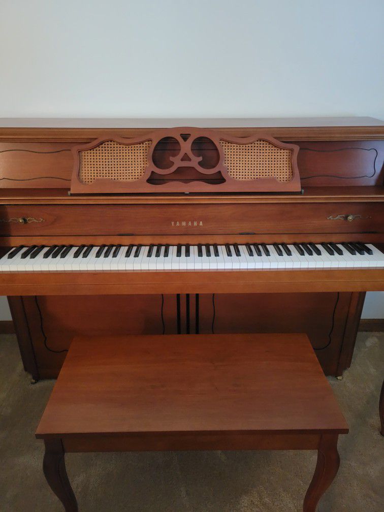 Yamaha Upright Piano M405