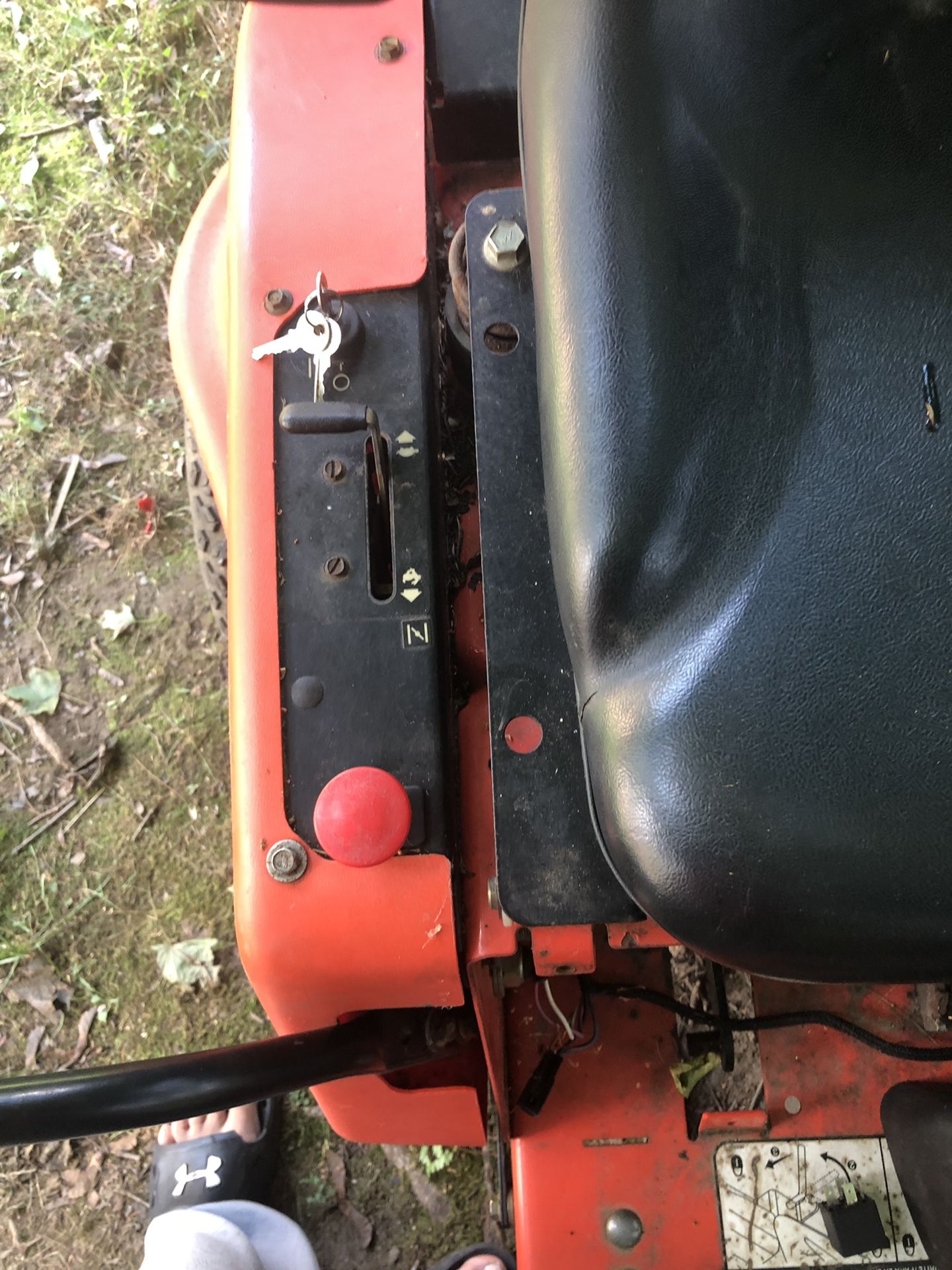 Ariens EZR 1742 Zeroturn tractor 42 in deck dual bagger”AS IS” for