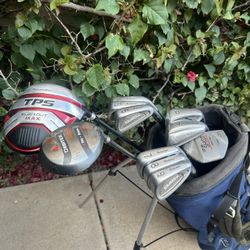 Men’s righty golf club set with a Ping Hoofer Golf bag