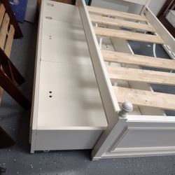 White Twin Day Bed With Trundle