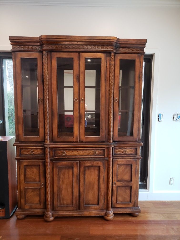 Tommy Bahama coastal Dinning Table And Hutch Set