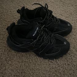 Balenciaga tracks size 43