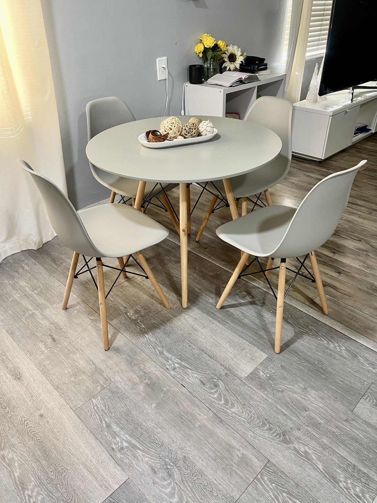 BEAUTIFUL TABLE + 4 GREY COLOR CHAIRS LIKE NEW