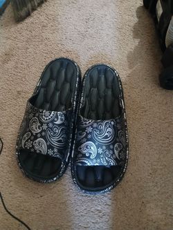 Teardrop design mesh slides size 11.5
