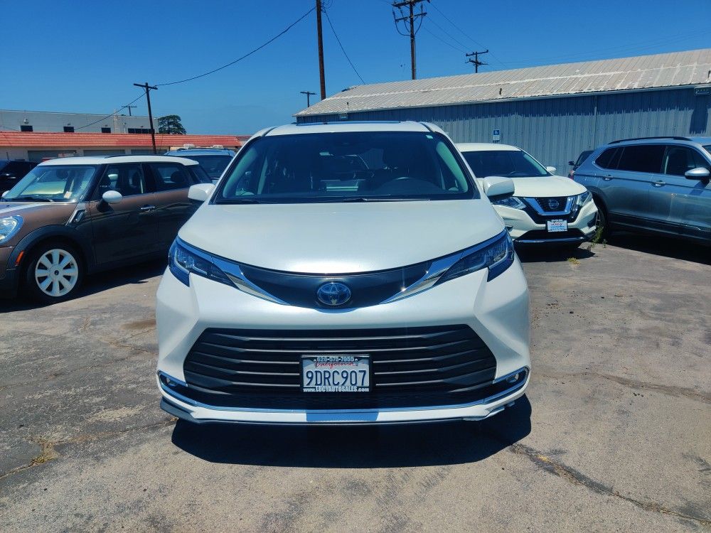 2023 Toyota Sienna XLE Minivan 4D Hybrid