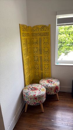 Room divider and 2 chairs