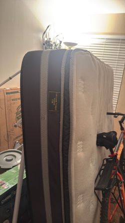 clean , purchased in 2022, queen matress