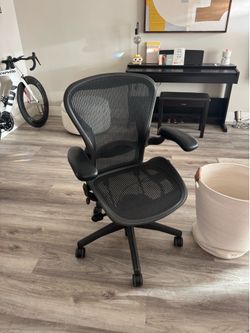 Herman Miller Aeron Size B like New Fully Loaded