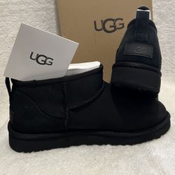 Ugg Classic Ultra Mini ll Size 5   Authentic 💯black Pick Up Only 🙋‍♀️