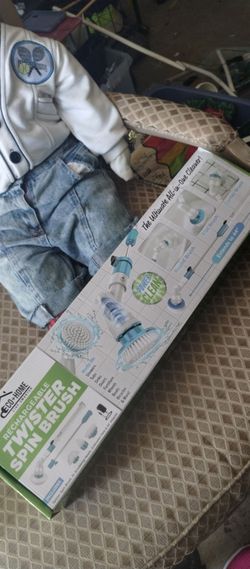 Rechargeable twister spin brush