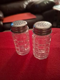 VINTAGE SET OF GLASS BASKET WEAVE CLEAR SALT & PEPPER SHAKERS 