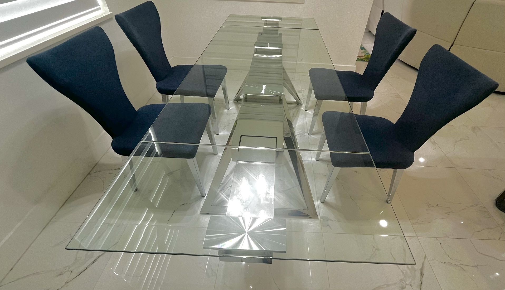 Like New Dining Table 4 Chair