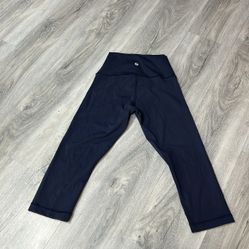 Lululemon navy  blue Capri leggings, size 4
