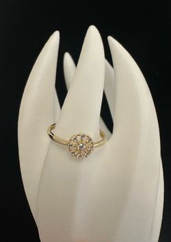 Anillo de oro de 10k para mujer.