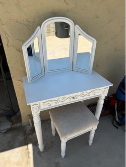 Small Vanity. Great shape.