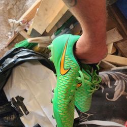 Nike magistrate soccer cleats size 9