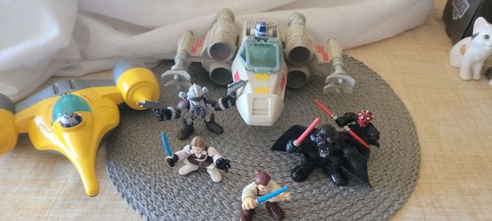 STAR WARS FIGURES AND 2 AIRCRAFTS ITEMS