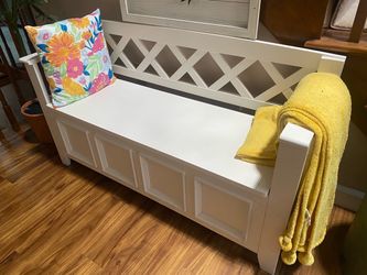 White Wood Storage Bench with Lattice Back