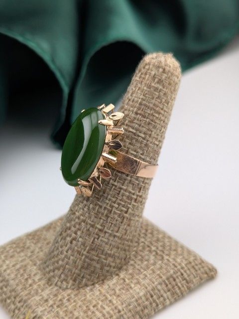 Vintage 14 k solid Rose Gold Green Jade Jadeite Cocktail Ring Size 6.5